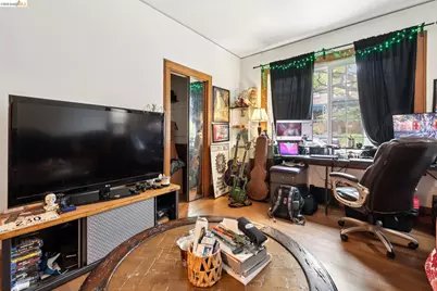 3271 Kempton Ave, Oakland, CA 94611 - Photo 11