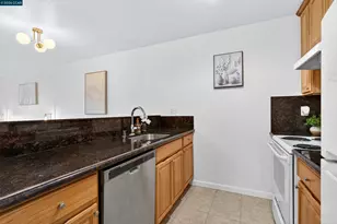 2005 Pleasant Valley Ave, Oakland, CA 94611 - Photo 19