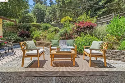 7200 Saroni Dr, Oakland, CA 94611 - Photo 5