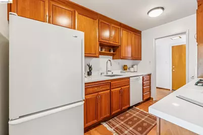 7200 Saroni Dr, Oakland, CA 94611 - Photo 29