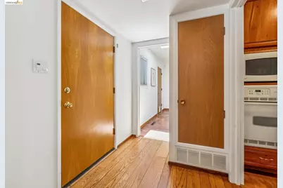 7200 Saroni Dr, Oakland, CA 94611 - Photo 21