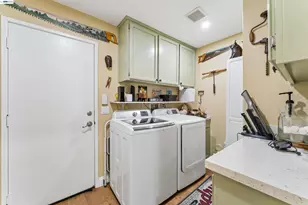 24448 Hampton Dr, Santa Clarita, CA 91355 - Photo 29