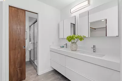 6763 Pinehaven Rd, Oakland, CA 94611 - Photo 25