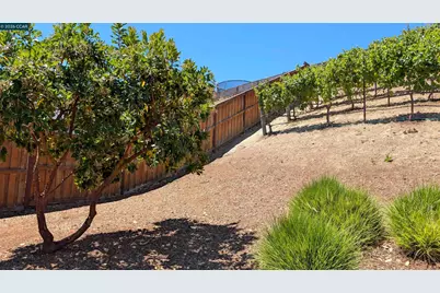 1813 Holsteiner Dr, Fairfield, CA 94534 - Photo 21