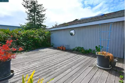 979 Grace Ave, Oakland, CA 94608 - Photo 25