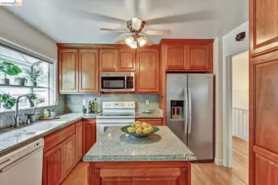 585 Crestmont Dr, Oakland, CA 94619 - Photo 23