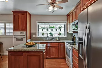 585 Crestmont Dr, Oakland, CA 94619 - Photo 19