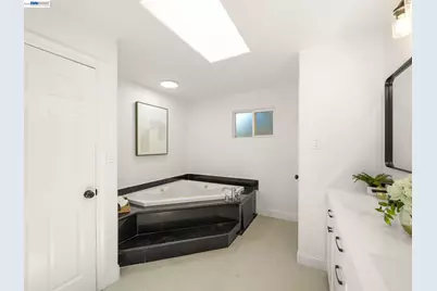 7974 Hillmont Drive, Oakland, CA 94605 - Photo 17