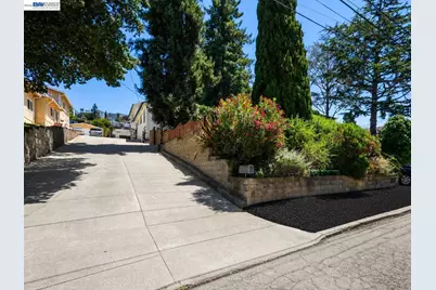 7974 Hillmont Drive, Oakland, CA 94605 - Photo 51