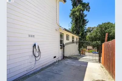 7974 Hillmont Drive, Oakland, CA 94605 - Photo 41
