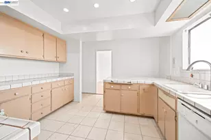 17005 Santa Fe St, Ashland, CA 94541 - Photo 11