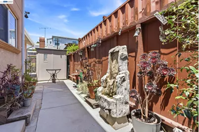 9034 Birch St, Oakland, CA 94603 - Photo 47