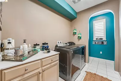 8586 Pinehollow Cir, Discovery Bay, CA 94505 - Photo 19