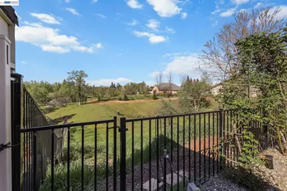 2110 Cadjew St, Redding, CA 96003 - Photo 33