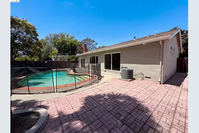 1496 Soccer Ct, Concord, CA 94518 - Photo 5