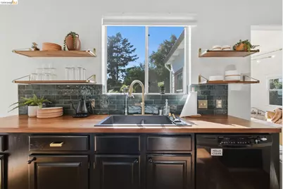 3917 Columbian Dr, Oakland, CA 94605 - Photo 11
