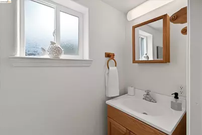 7925 Greenly Dr, Oakland, CA 94605 - Photo 25