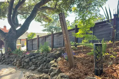 7848 Hillmont Dr, Oakland, CA 94605 - Photo 21