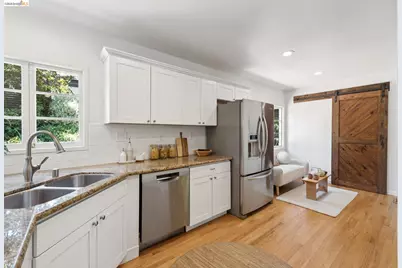 2339 Thackeray Dr, Oakland, CA 94611 - Photo 27