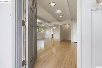 6480 Ascot Dr, Oakland, CA 94611 - Photo 5