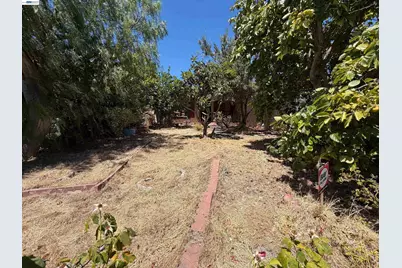 1988 Calaveras Dr, Pittsburg, CA 94565 - Photo 3