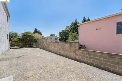 1075 53rd St, Oakland, CA 94608 - Photo 33