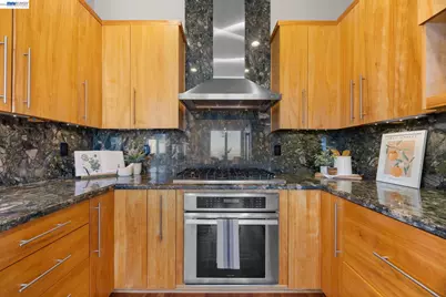8249 Skyline Cir, Oakland, CA 94605 - Photo 17
