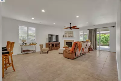 2472 Shadow Berry Dr, Manteca, CA 95336 - Photo 7