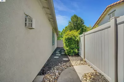 2472 Shadow Berry Dr, Manteca, CA 95336 - Photo 31