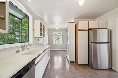 7526 Greenly Dr, Oakland, CA 94605 - Photo 9