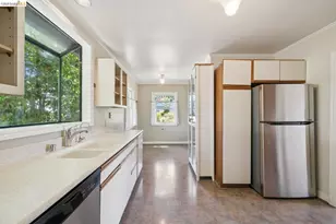 7526 Greenly Dr, Oakland, CA 94605 - Photo 9