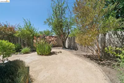 7526 Greenly Dr, Oakland, CA 94605 - Photo 35