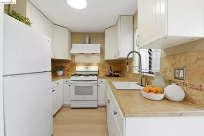 9729 Elmview Dr, Oakland, CA 94603 - Photo 13