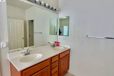 17385 Stone Celler Way, Lathrop, CA 95330 - Photo 11