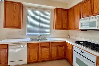 17385 Stone Celler Way, Lathrop, CA 95330 - Photo 3