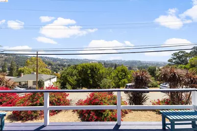 8019 Sterling Dr, Oakland, CA 94605 - Photo 9