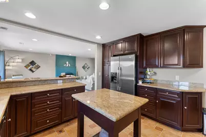 8019 Sterling Dr, Oakland, CA 94605 - Photo 25