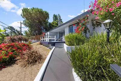 8019 Sterling Dr, Oakland, CA 94605 - Photo 5