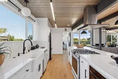 8055 Shay Dr, Oakland, CA 94605 - Photo 35