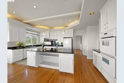 6070 Mazuela Dr, Oakland, CA 94611 - Photo 15