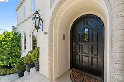 1300 Sunnyhills Rd, Oakland, CA 94610 - Photo 9
