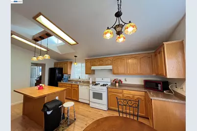 1370 Buckingham Way, Hayward, CA 94544 - Photo 11