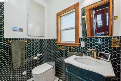 933 37th St, Oakland, CA 94608 - Photo 39