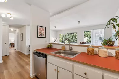 377 Palm Ave #305, Oakland, CA 94610 - Photo 9