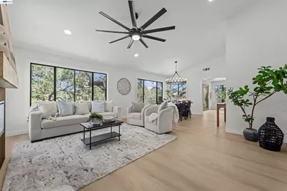 126 Saint Joan Ln, Pleasant Hill, CA 94523 - Photo 5