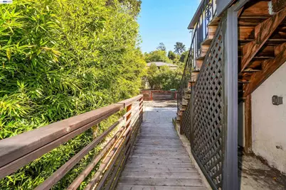 7301 Hillmont Dr, Oakland, CA 94605 - Photo 15