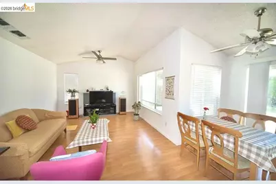 39 Stanislaus Cir, Sacramento, CA 95831 - Photo 3