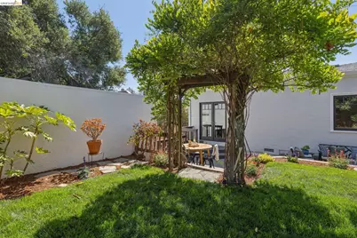 214 Mandalay Rd, Oakland, CA 94618 - Photo 45
