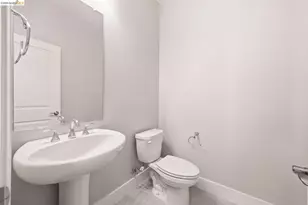 2825 Crusader St, Alameda, CA 94501 - Photo 17