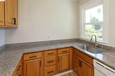 437 51st St, Oakland, CA 94609 - Photo 9